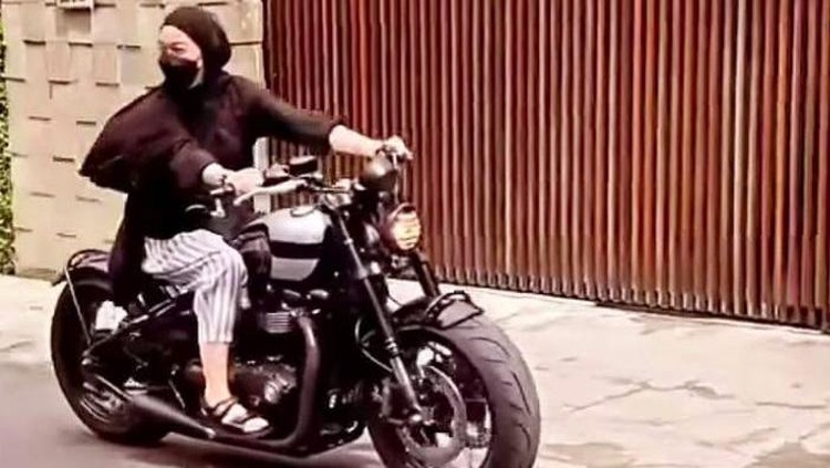 Dian Ayu Naik Moge Saat Hamil Muda Dian Ayu Naik Moge Saat Hamil Muda