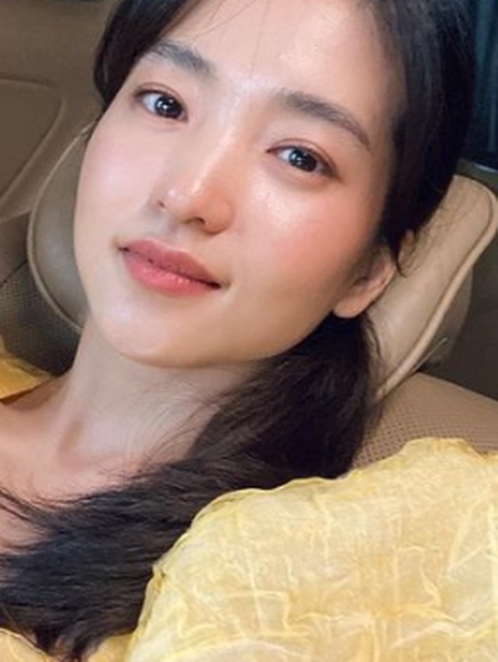 Dibandingkan selebriti Korea lainnya, Kim Tae Ri merupakan sosok yang cukup misterius. Tidak banyak info mengenai latar belakang keluarganya. Sejak kecil, Kim Tae Ri dibesarkan oleh sang nenek./ foto: instagram.com/kimtaeri_official