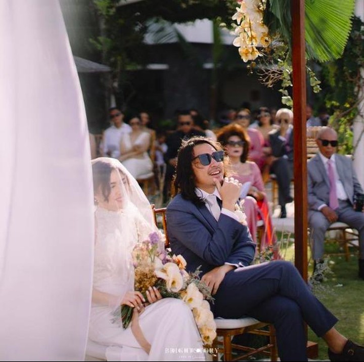 <p>Acara pernikahannya pun digelar secara santai dan intim. Pernikahan Ello dan Cindy tampaknya hanya dihadiri keluarga dan rekan-rekan terdekatnya, Bunda. (Foto: Instagram @thebrightstory)</p>