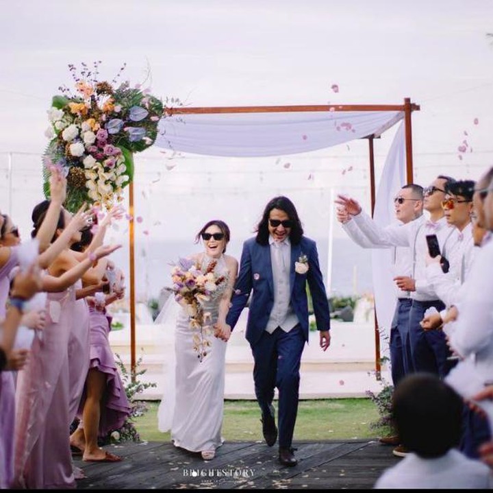 <p>Marcello Tahitoe atau Ello kini sedang berbahagia. Ia resmi mengganti status lajangnya setelah menikahi sang kekasih, Cindy Maria pada Selasa (25/1/2022). (Foto: Instagram @thebrightstory)</p>