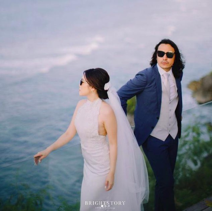 <p>Pernikahan Ello dan Cindy berlokasi di Bali. Lokasinya yang berada di sebuah rumah dan club atas tebing cukup menyita perhatian, Bunda. Ello dan Cindy tampaknya memilih secara khusus tempat yang menjadi saksi pernikahan mereka itu. (Foto: Instagram @thebrightstory)</p>