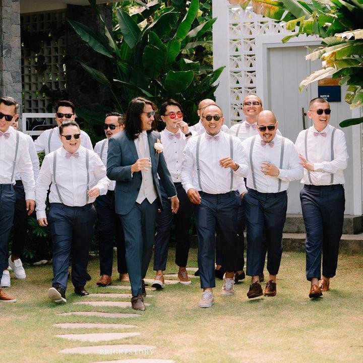<p>Potret Ello bersama para <em>grooms men</em>-nya. Semuanya kompak mengenakan kacamata hitam. (Foto: Instagram @thebrightstory)</p>