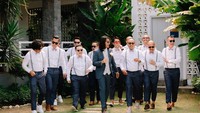<p>Potret Ello bersama para <em>grooms men</em>-nya. Semuanya kompak mengenakan kacamata hitam. (Foto: Instagram @thebrightstory)</p>