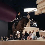 Intip Kehebohan di Fashion Show Chanel Couture, Dibuka oleh Aksi Berkuda Seorang Putri Kerajaan! Siapa Dia?