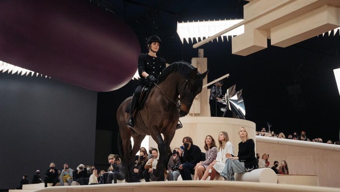 Intip Kehebohan di Fashion Show Chanel Couture, Dibuka oleh Aksi Berkuda Seorang Putri Kerajaan! Siapa Dia?