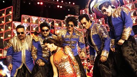 Sinopsis Film India Happy New Year, Geng Tari Ternyata Pencuri