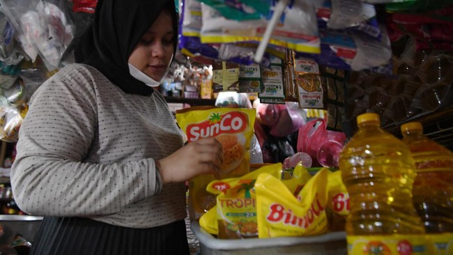 Pemerintah memutuskan untuk melepas harga minyak goreng kemasan mengikuti nilai keekonomian tanpa ketentuan harga eceran tertinggi.