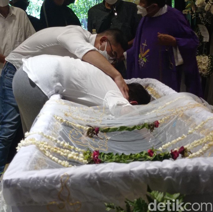 <p>Tangis Nurul Arifin pecah ketika harus melepas kepergian putrinya untuk selama-lamanya. Sebelum meninggal dunia, Nurul mengungkapkan kalau sang anak sempat meminta maaf padanya. Maura mengungkapkan kalau dirinya belum bisa sukses dan membahagiakan kedua orang tuanya. (Foto: Wilda Hayatun Nufus/detikcom)</p>