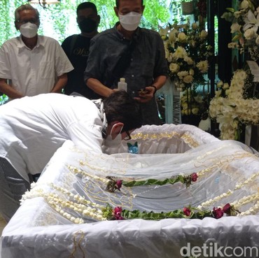 Tangis Nurul Arifin di Depan Peti Jenazah Sang Putri Sebelum Ditutup