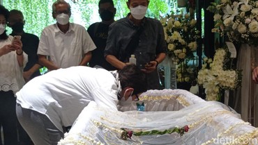 img-title Tangis Nurul Arifin di Depan Peti Jenazah Sang Putri Sebelum Ditutup