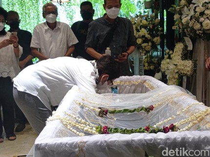5 Momen Haru Nurul Arifin Menangis di Depan Peti Jenazah Putrinya