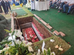 Putri Nurul Arifin Dimakamkan Bersama Barang Kesayangannya