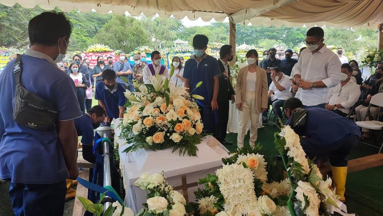 Isak tangis iringi prosesi pemakaman putri sulung Nurul Arifin, Maura Magnalia Madyaratri.