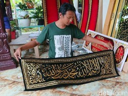 Meraup Cuan dari Kerajinan Kaligrafi Timbul Berbahan Lem Tembak