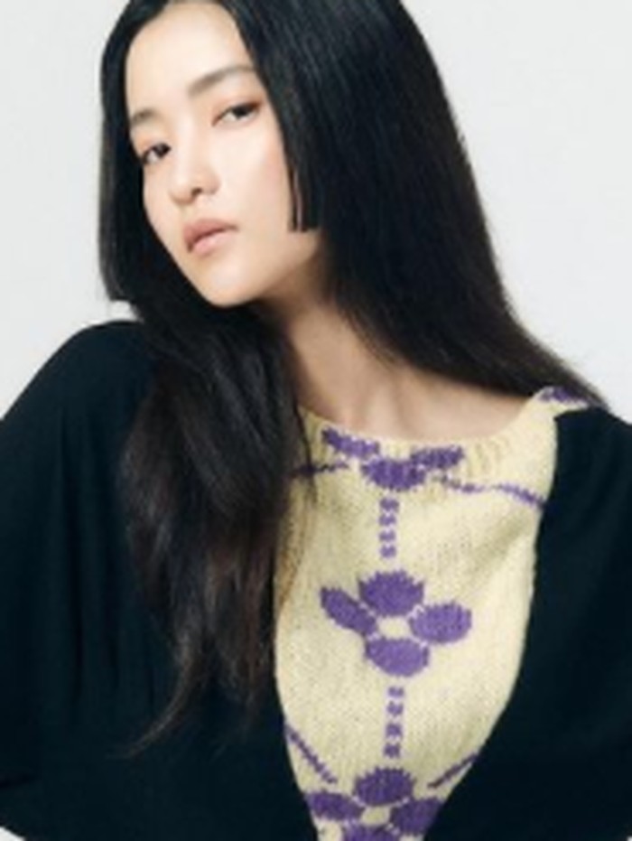 Kim Tae Ri memiliki karakter unik dan juga wajah cantik natural. Selain akting, ia juga sering kebanjiran job sebagai model berbagai brand fashion ternama./ foto: instagram.com/kimtaeri_official