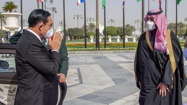 Pejabat Thailand mengatakan kunjungan Perdana Menteri Prayut Chan-o-cha ke Arab Saudi membuka kemungkinan pekerja migran Bangkok bekerja di negara itu.