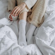 Menghangatkan dan Bikin Cepat Tidur, Ini Deretan Lain Manfaat Tidur Pakai Kaus Kaki