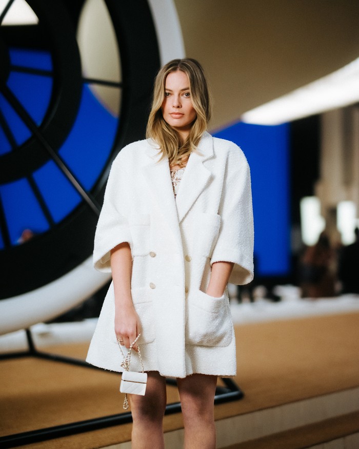 Gaun bernuansa chic dari koleksi Chanel spring/summer 2022 jadi pilihan Margot Robbie. Ia memadukannya dengan tas dan sepatu dalam warna serupa. Foto: Courtesy of Chanel