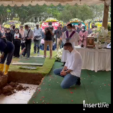 Putra Nurul Arifin Terpaku Tatap Peti Jenazah Sang Kakak yang Tertutup Tanah
