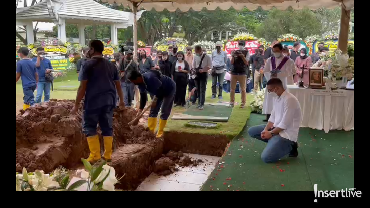 img-title Putra Nurul Arifin Terpaku Tatap Peti Jenazah Sang Kakak yang Tertutup Tanah