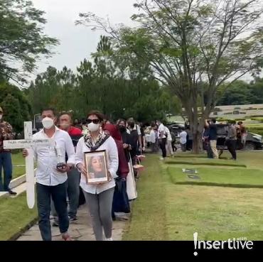 Putri Nurul Arifin Dimakamkan secara Katolik, Mayong Pegang Nisan Salib