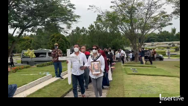 Putri Nurul Arifin Dimakamkan secara Katolik, Mayong Pegang Nisan Salib