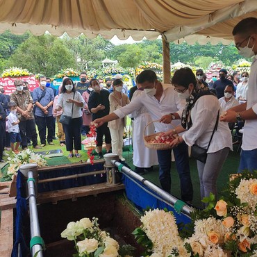 Ada Rokok di Peti Jenazah Maura, Nurul Arifin: Itu Kesukaannya, Sehari 2 Pak