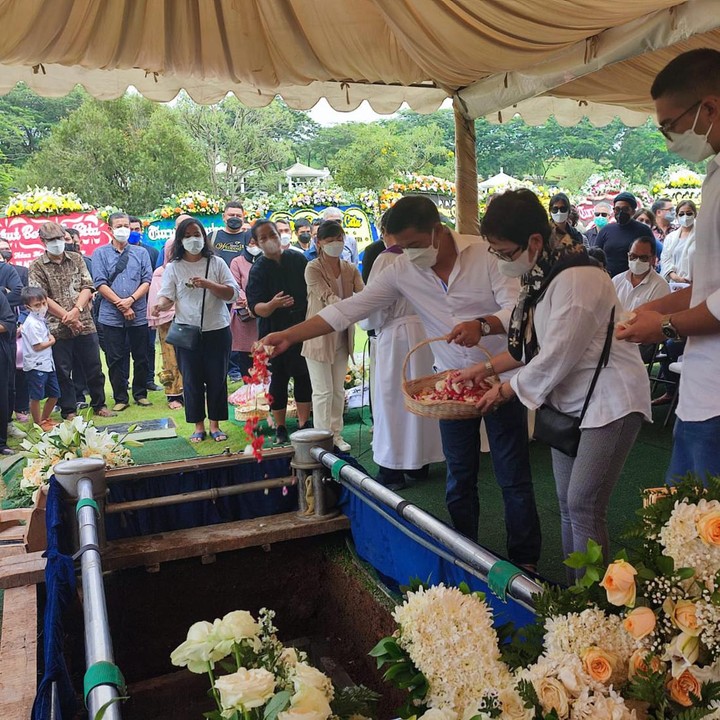<p>Pemakamannya dilaksanakan di San Diego Memorial pada hari ini, 26 Januari 2022. Terlihat Nurul Arifin, suaminya, dan putranya menaburkan bunga di atas peti jenazah Maura sebelum akhirnya ditutup tanah. (Foto: Nahda/detikcom)</p>