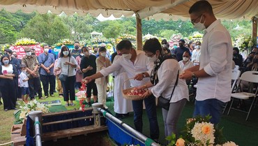 Ada Rokok di Peti Jenazah Maura, Nurul Arifin: Itu Kesukaannya, Sehari 2 Pak