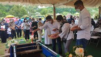 <p>Pemakamannya dilaksanakan di San Diego Memorial pada hari ini, 26 Januari 2022. Terlihat Nurul Arifin, suaminya, dan putranya menaburkan bunga di atas peti jenazah Maura sebelum akhirnya ditutup tanah. (Foto: Nahda/detikcom)</p>