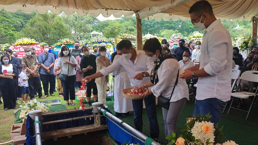 Nurul Arifin dan keluarga melepas kepergian Maura di San Diego Hills (Foto: Nahda/detikcom) Nurul Arifin dan keluarga melepas kepergian Maura di San Diego Hills (Foto: Nahda/detikcom)