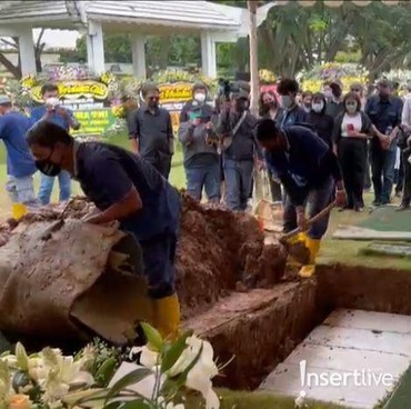 7 Potret Haru Proses Pengantaran Maura Magnalia ke Peristirahatan Terakhir