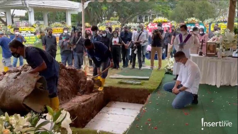 Prosesi pemakaman Maura Magnalia putri sulung Nurul Arifin penuh haru dan diiringi isak tangis. Yuk intip!