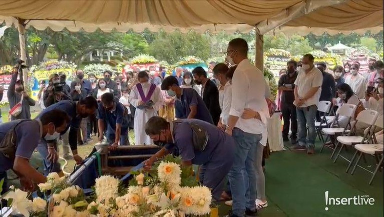 Prosesi pemakaman Maura Magnalia putri sulung Nurul Arifin penuh haru dan diiringi isak tangis. Yuk intip!