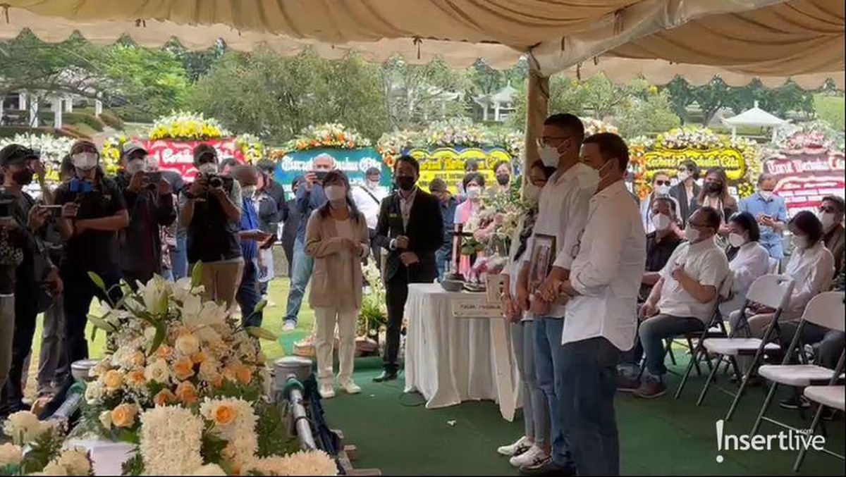 Prosesi pemakaman Maura Magnalia putri sulung Nurul Arifin penuh haru dan diiringi isak tangis&period; Yuk intip&excl;