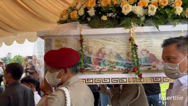 Prosesi pemakaman Maura Magnalia putri sulung Nurul Arifin penuh haru dan diiringi isak tangis. Yuk intip!