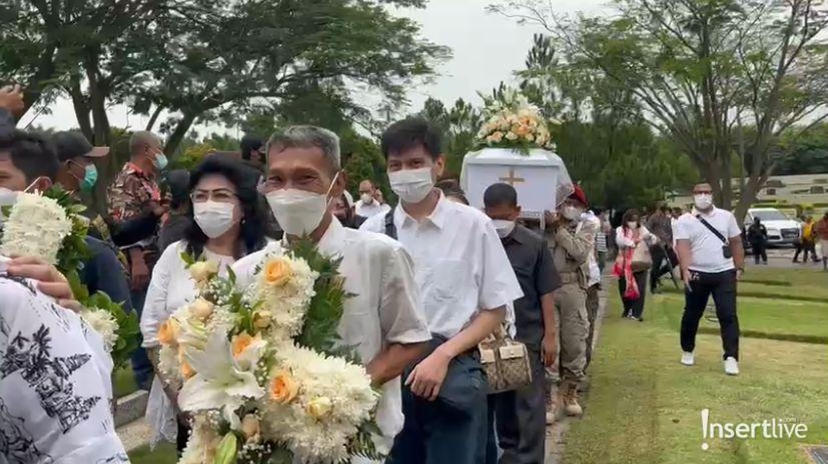 Prosesi pemakaman Maura Magnalia putri sulung Nurul Arifin penuh haru dan diiringi isak tangis&period; Yuk intip&excl;