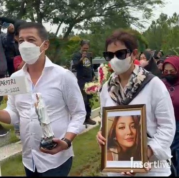 Maura Dimakamkan Bersama Rokok VS Venna Melinda Dituding Hamil Duluan