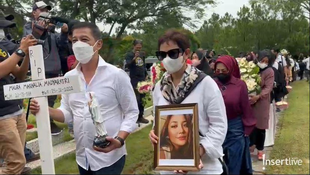 Prosesi pemakaman Maura Magnalia putri sulung Nurul Arifin penuh haru dan diiringi isak tangis&period; Yuk intip&excl;