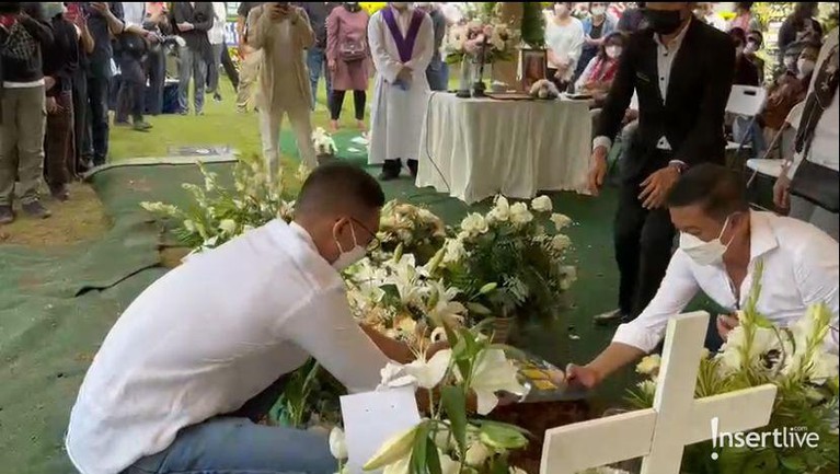 Prosesi pemakaman Maura Magnalia putri sulung Nurul Arifin penuh haru dan diiringi isak tangis. Yuk intip!