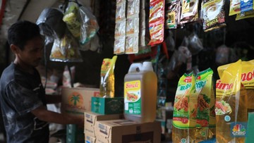 Pekerja menuang minyak curah milik Tah Lan di pasar Pondok Labu, Jakarta, Rabu, 26/1. Setelah seminggu diberlakukannya kebijakan satu harga, yakni minyak goreng berbanderol Rp 14 ribu per liter, ternyata penyesuaian harga tersebut belum terjadi di pasar tradisional. Satu di antaranya Pasar Jaya Pondok Labu, Jakarta.

Berdasarkan pantauan CNBC Indonesia, Rabu (26/1/2022), harga minyak curah di Pasar Jaya Pondok Labu masih dipatok harga Rp 21 ribu per liternya dan minyak kemasan seharga Rp 20.000 per liter. 

Tah Lan, seorang pedagang warung sembako di Pasar Pondok Labu ini menilai kebijakan pemerintah dengan memberikan subsidi harga minyak sudah bagus.

