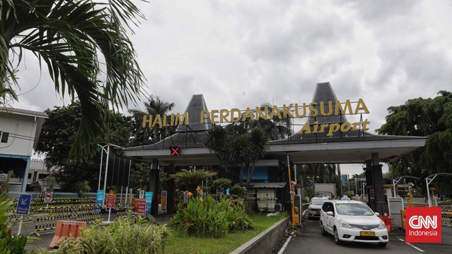 Penerbangan pesawat militer dan VVIP/VIP dapat melakukan lepas landas dan pendaratan di Bandara Halim Perdanakusuma mulai hari ini.