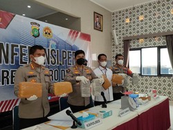 Polisi Gagalkan Peredaran 17 Kg Ganja Sistem Tempel di Depok, Kurir Diciduk