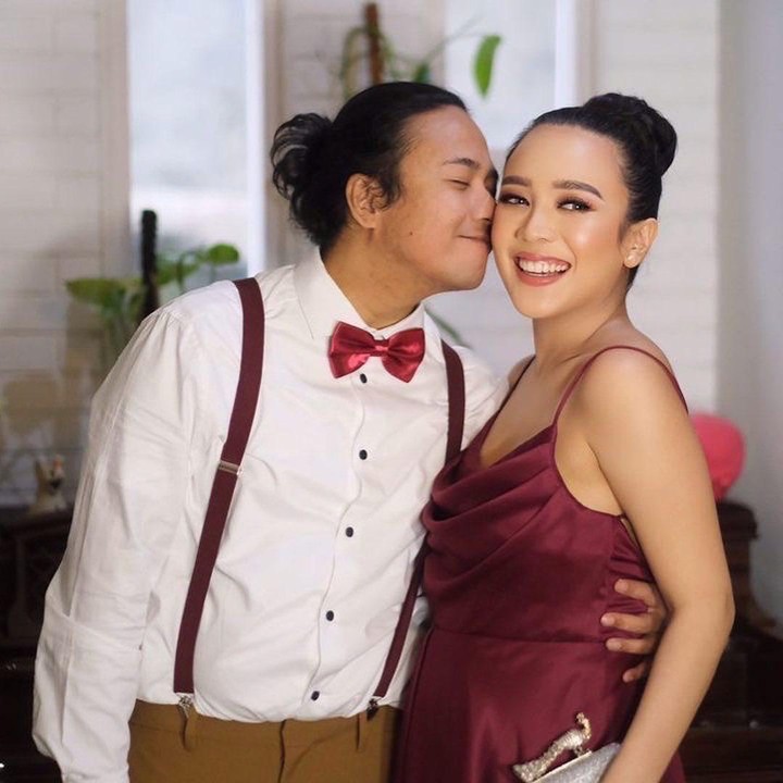 <p>Bersama sang suami, Dea memperlihatkan senyum manisnya. Kehamilannya seakan melengkapi kebahagiaan Dea, Bunda. (Foto: Instagram: @dea_ananda)</p>