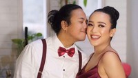 <p>Bersama sang suami, Dea memperlihatkan senyum manisnya. Kehamilannya seakan melengkapi kebahagiaan Dea, Bunda. (Foto: Instagram: @dea_ananda)</p>