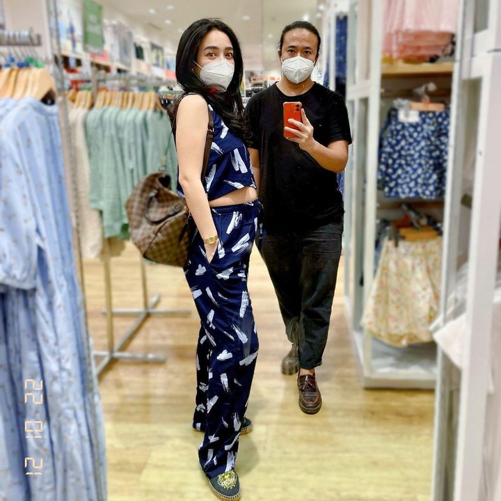 <p>Dea kerap mem-<em>posting</em> potretnya saat hamil, lho. Setiap harinya, Dea terlihat semakin cantik dan <em>glowing</em>, Bunda. (Foto: Instagram: @dea_ananda)</p>