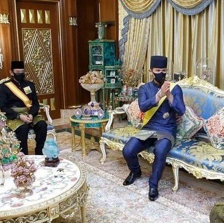 <p>Abdullah merupakan pria berdarah Irak yang merupakan seorang pengusaha kopi. Ia dan Putri Fadzilah menggelar pernikahan dengan sangat mewah. Bahkan kabarnya, Abdullah memberikan mahar senilai Rp10 juta. (Foto: Instagram @bruneiroyals)</p>