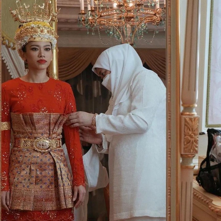 <p>Akad nikah dimulai dengan 17 tembakan meriam yang terdengar di seluruh Brunei Darussalam. Acara dilanjutkan selama 10 hari dan dihadiri oleh para pejabat tinggi (Foto: Instagram @bruneiroyals)</p>