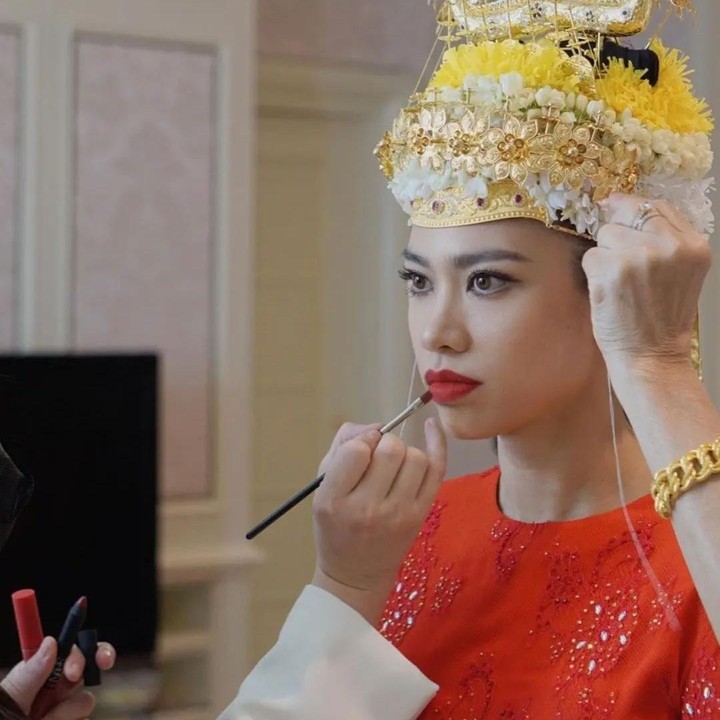 <p>Anak bungsu Sultan Brunei Darussalam Hassanal Bolkiah tampil memukau di hari pernikahan. Wanita yang aktif bermain olahraga ini terlihat memesona dalam balutan baju pengantin tradisional. (Foto: Instagram @bruneiroyals)</p>
