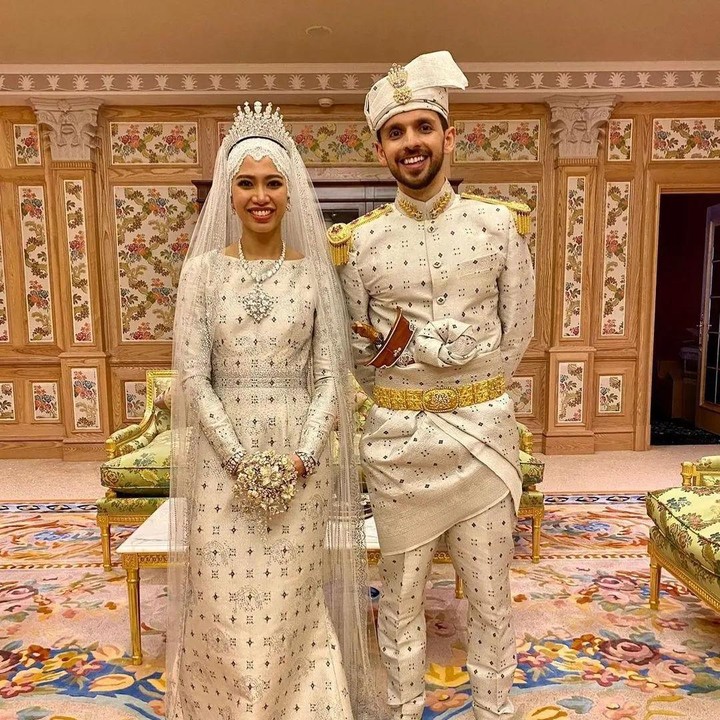 <p>Putri Fadzilah Lubabul Bolkiah dinikahi oleh pria bernama Abdullah Nabil Mahmoid Al-Haashimi pada Kamis (20/1/22) lalu. Acara digelar selama 10 hari berturut-turut, Bunda. (Foto: Instagram @bruneiroyals)</p>